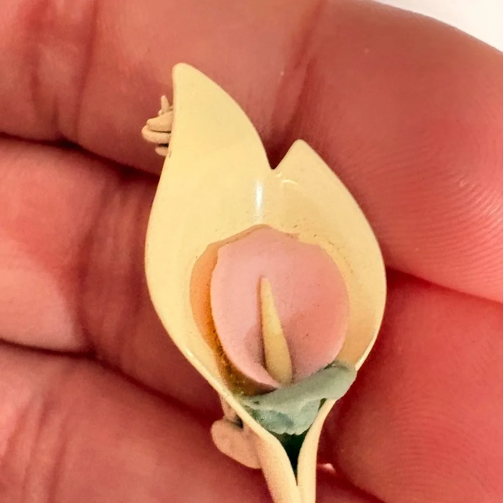 Vintage 1960s yellow and pink Calla Lily Floral Brooch in Soft Pastel Shades